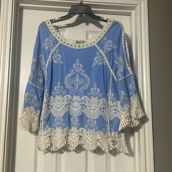 Sz XS Democracy Sky Blue Boho Embroidered Cold Shoulder Split Sleeve Shirt - Picture 1 of 4